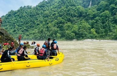 त्रिशूलीमा हराएका बसको खोजी रोक्ने