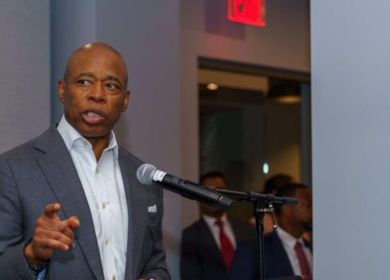 मेयर एरिक आडम्समाथि भ्रष्टाचारको अभियोग (सूची सहित)