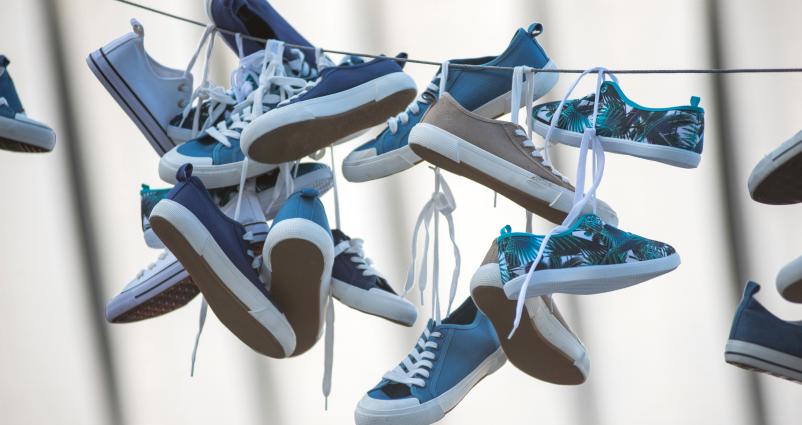 किन झुण्डिन्छन्  बिजुलीका तारमा जुत्ताहरु?