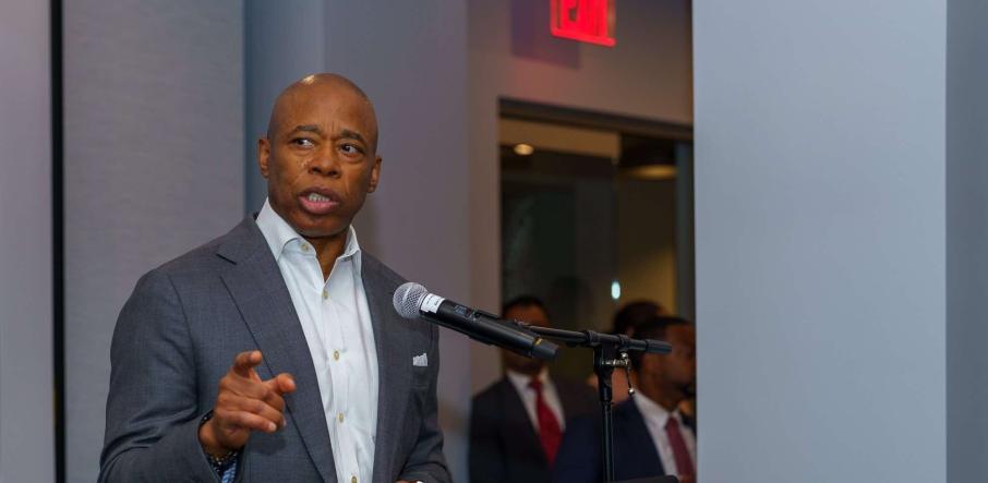 आडम्सद्वारा छिटो मुद्धा खारेज गर्न अदालतमा अनुरोध