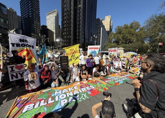 ‘मेक बिलियनियर्स पे’ मार्चमा न्यू योर्क सिटीमा मात्र २५ हजारको सहभागिता, जलवायु तथा सामाजिक न्यायका माग