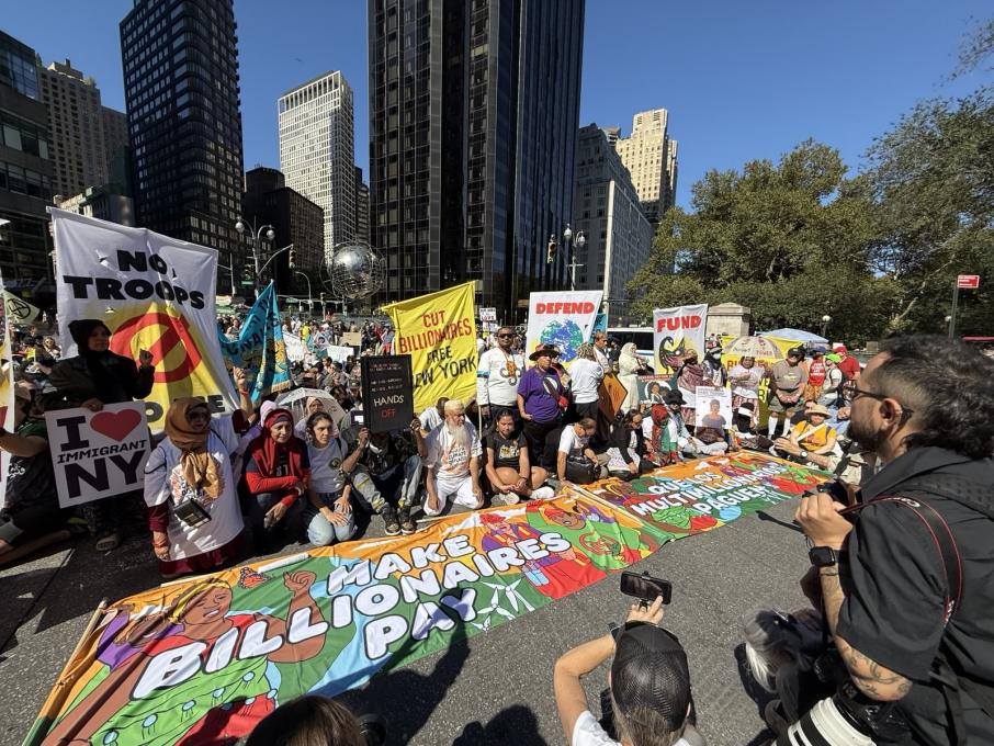 ‘मेक बिलियनियर्स पे’ मार्चमा न्यू योर्क सिटीमा मात्र २५ हजारको सहभागिता, जलवायु तथा सामाजिक न्यायका माग